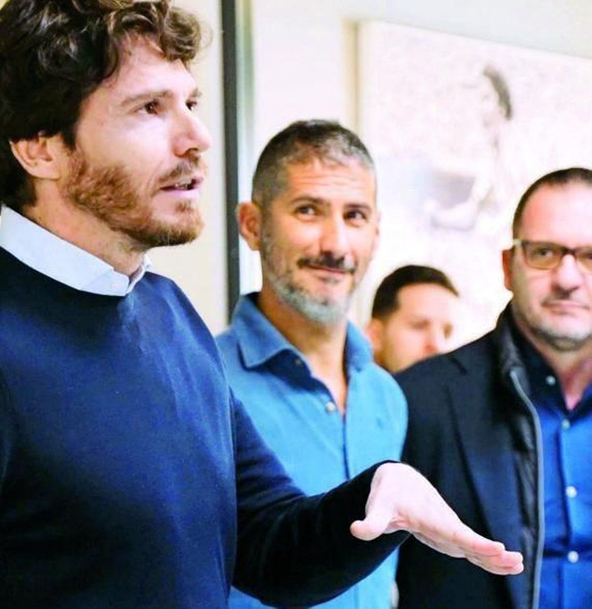 Ureña, en primer plano, y Mijatovic, en tercer plano, a la derecha.