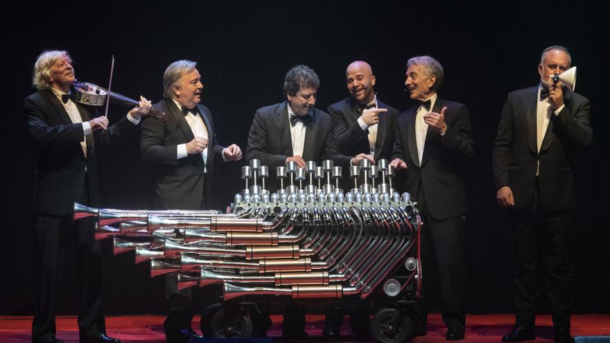 Les Luthiers, en su segunda función de la obra &quot;Más tropiezos de Mastropiero&quot;, de los autores Carlos López Puccio y Jorge Maronna, completan el elenco Roberto Antier, Tomás Mayer-Wolf, Martín O'Connor y Horacio Tato Turano.