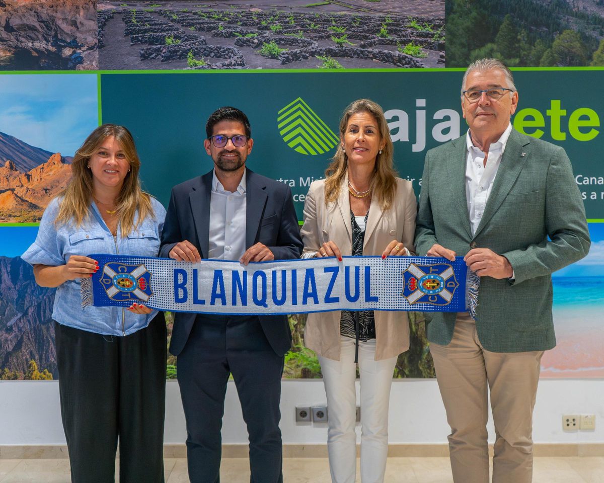 Jordi Torres (centro), junto a Julio Luis Pérez (derecha), Carla Batista (izquierda) y María Dolores Gimeno (derecha).