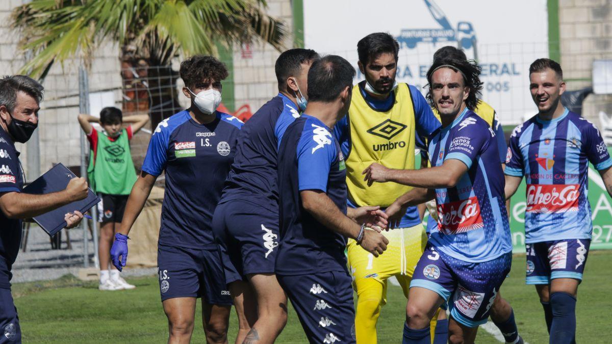 Patxi Dávila, a la derecha, celebra su gol, que daba un punto al Coria en el Príncipe Felipe, ante el Cacereño.