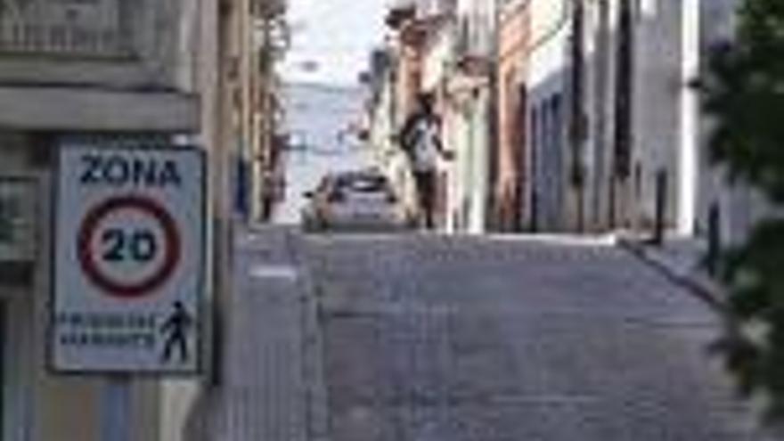 El carrer Muntanya té les voreres estretes.