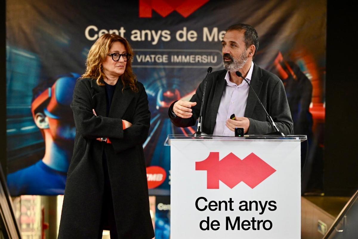 La teniente de alcalde Laia Bonet y el consejero delegado de TMB, Xavier Flores.