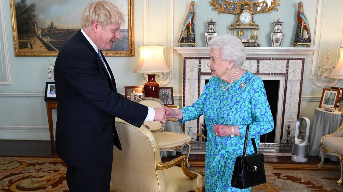 Isabel II, con Boris Johnson en una imagen de archivo.