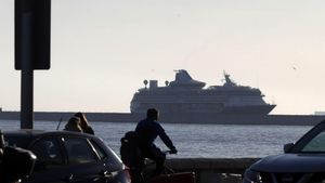 El misteri dels grans barcos fondejats davant les costes de Màlaga