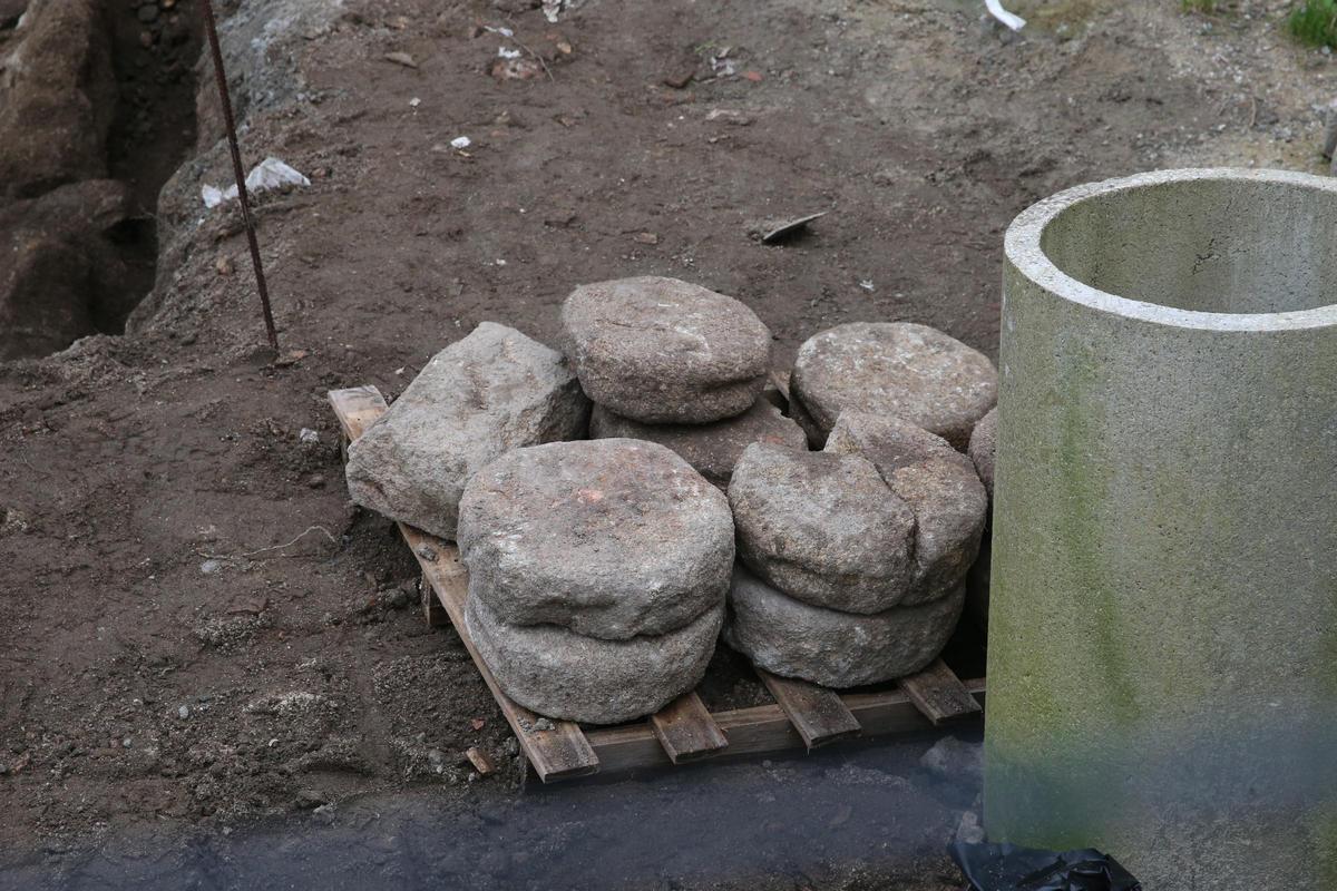 Pesos de piedra encontrados en las excavaciones.