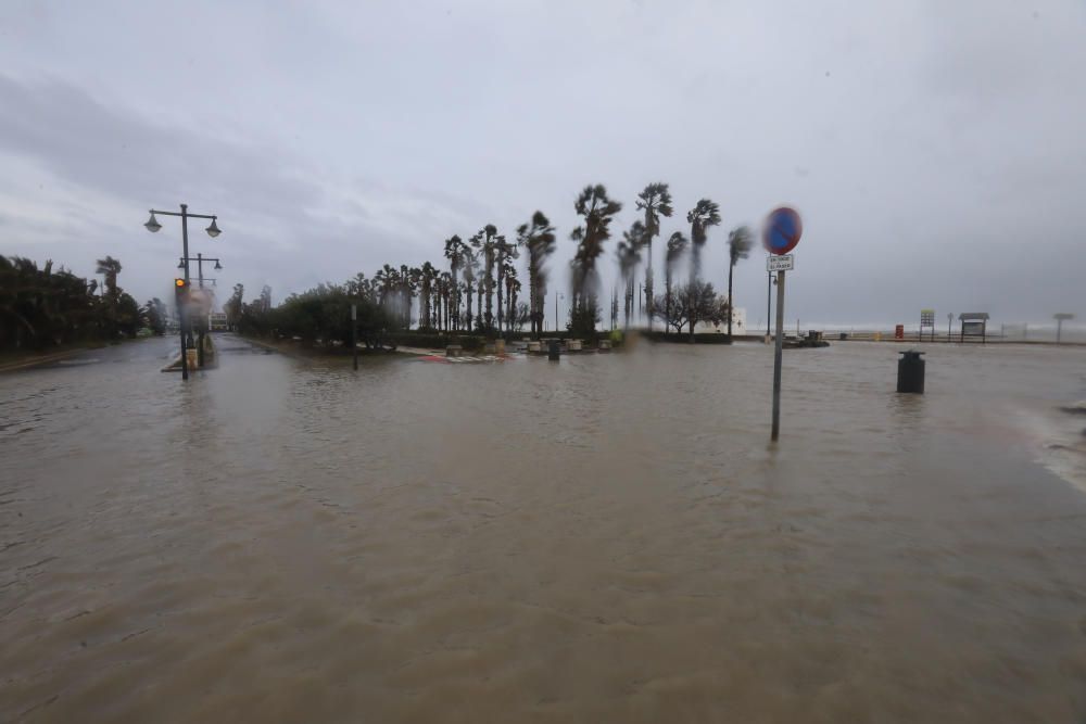 Efectos del temporal en la playa de la Malvarrosa.