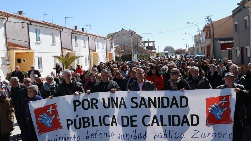 Manifestación en Coreses para reclamar los análisis clínicos en el consultorio local