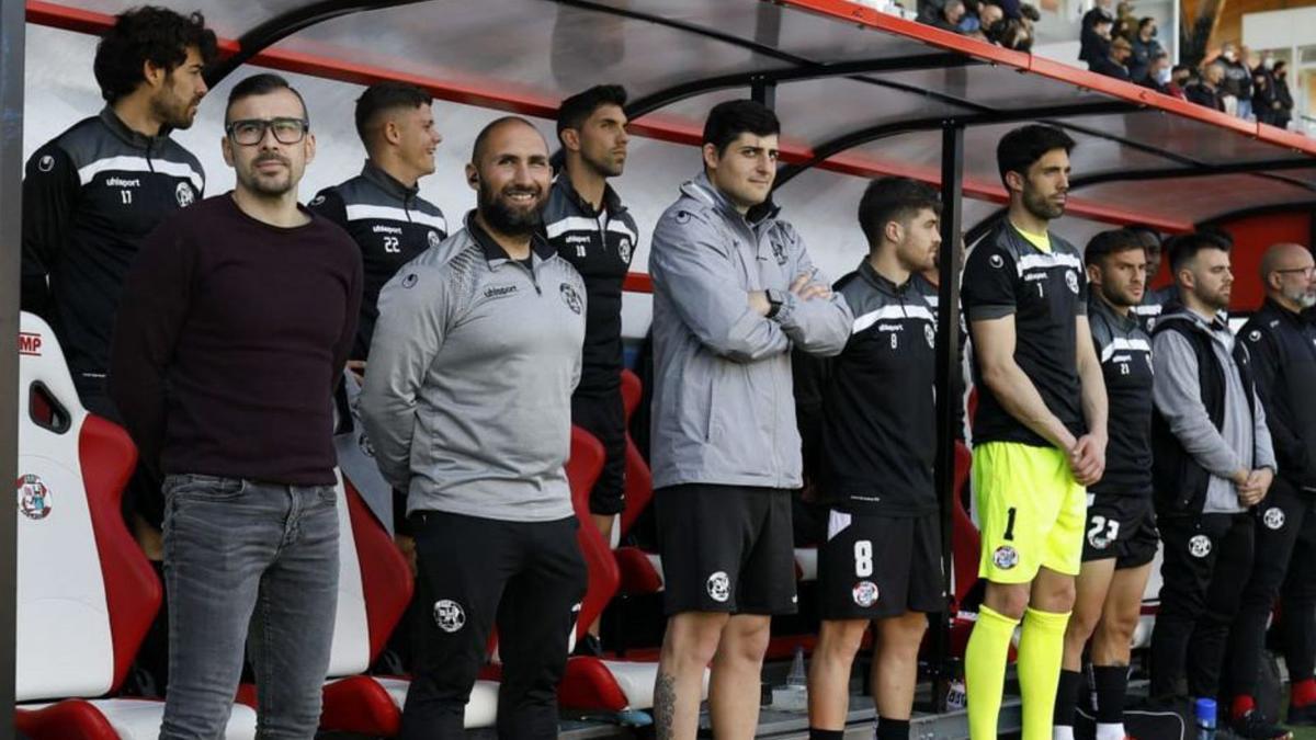 Yago Iglesias, junto al resto del staff técnico en el banquillo.