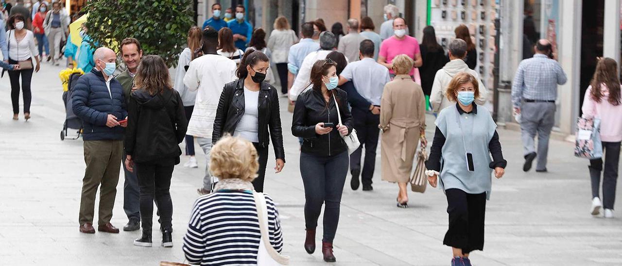 Viandantes por la calle Príncipe, en Vigo