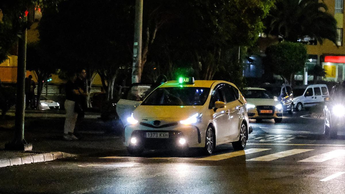 Un taxi recoge a  varios clientes en la capital grancanaria.