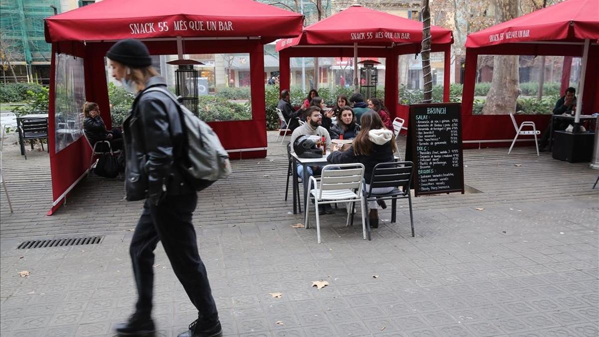 Terraza abierta en un bar del paseo de Sant Joan en Barcelona