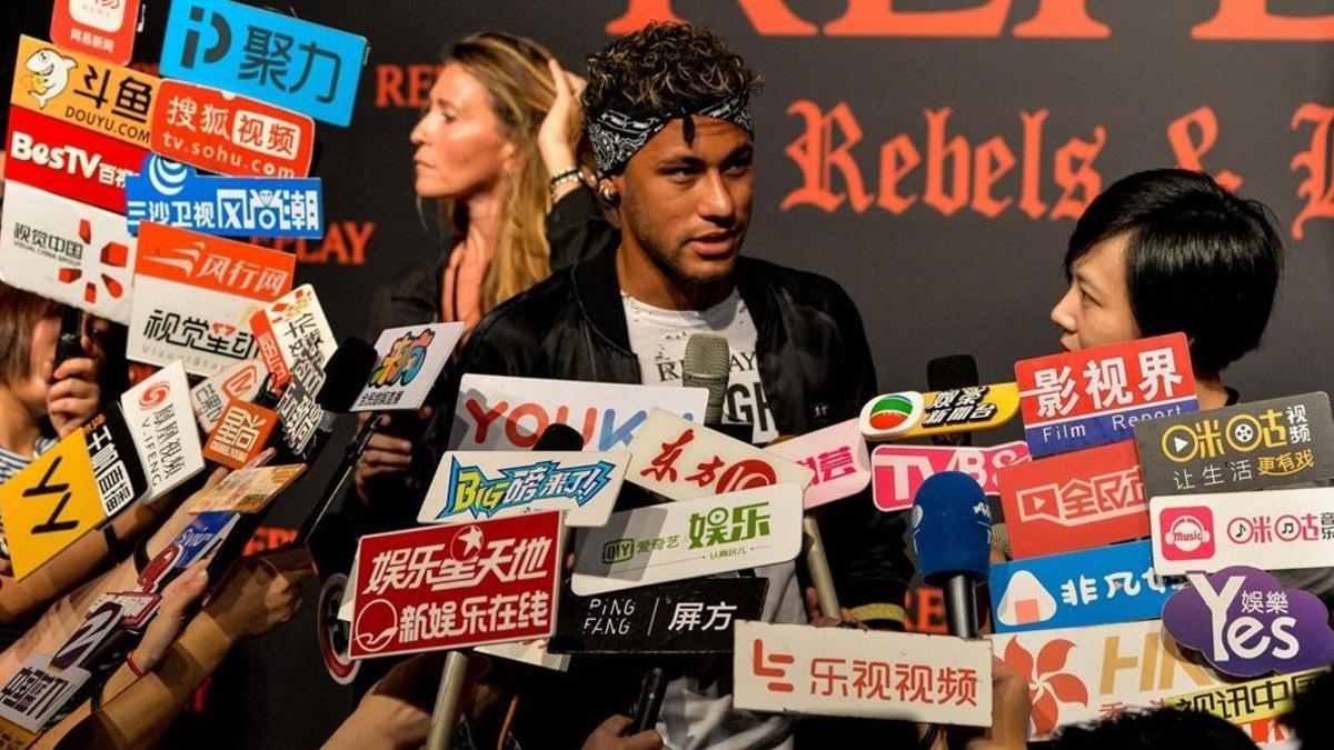 Neymar atiende a periodistas chinos en uno de sus actos publicitarios en Shanghai.