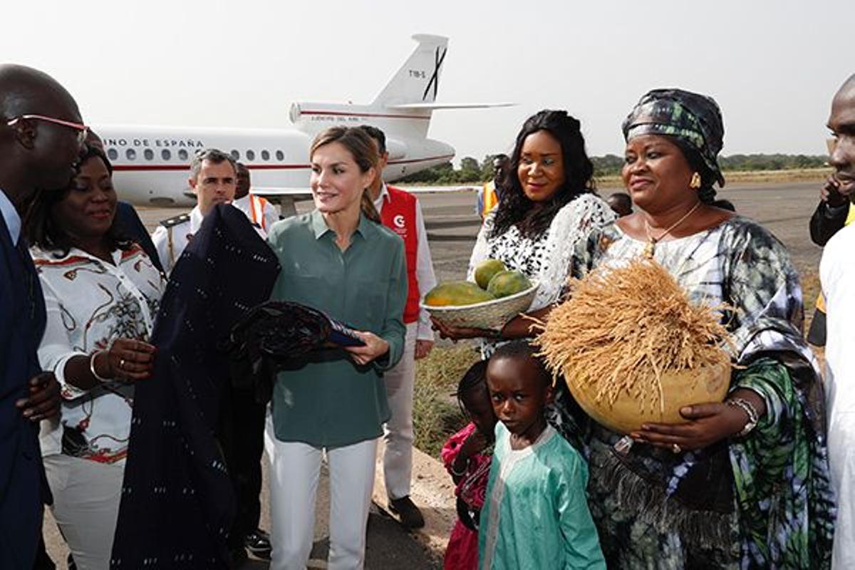 Letizia Ortiz  en el aeropuerto de Ziguinchor