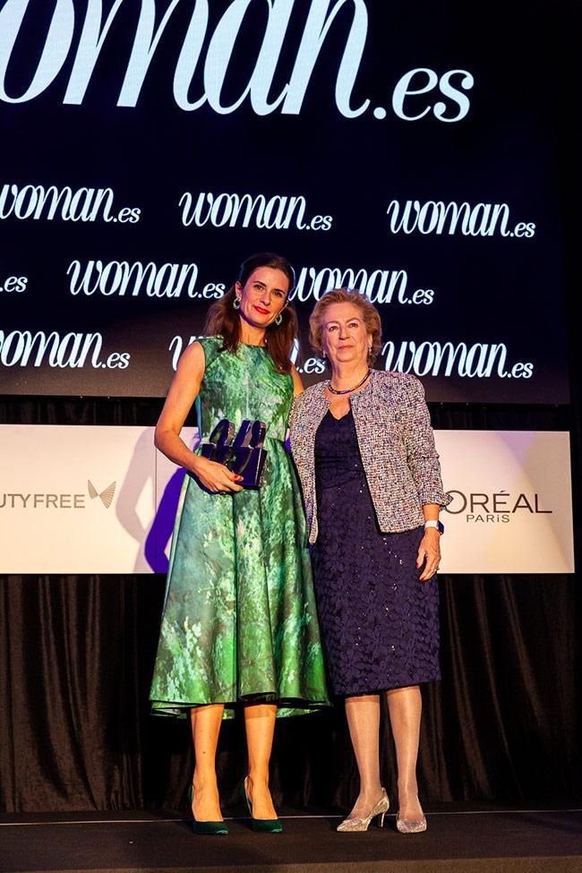 Arantza Sarasola, vicepresidenta de Prensa Ibérica y Grupo Zeta, entregó el premio a Livia Firth