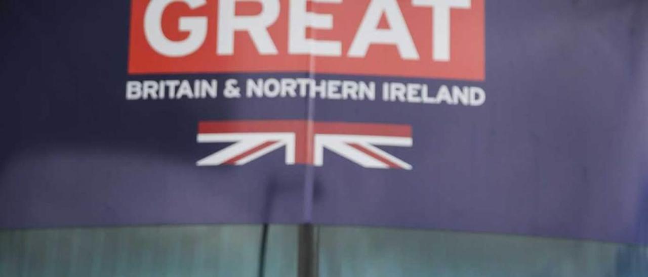 Tim Hemmings, junto al autobús de la campaña &quot;Bienvenido a Great Britain&quot;, que ayer hizo escala en Oviedo.