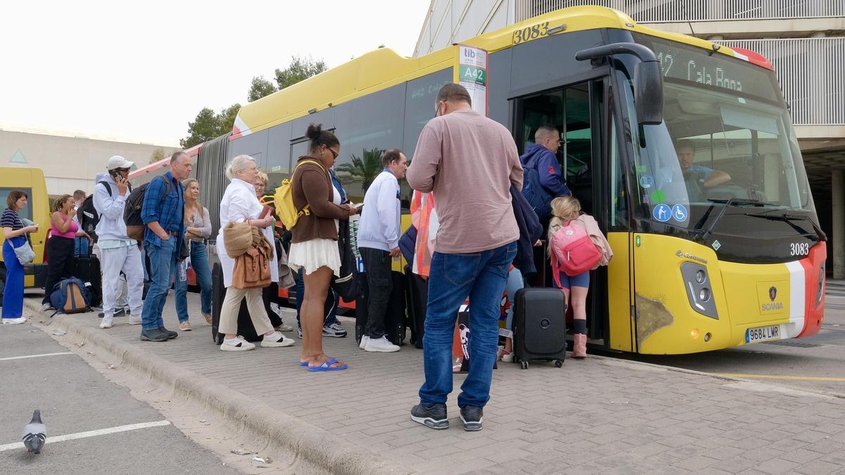 Un grupo de turistas sube al autobús con destino Cala Bona en la nueva estación de autobuses del aeropuerto de Palma