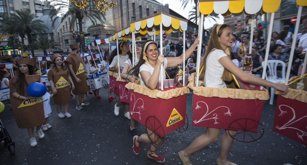 El desfile del Ninot deja momentos muy divertidos en las calles de Alicante