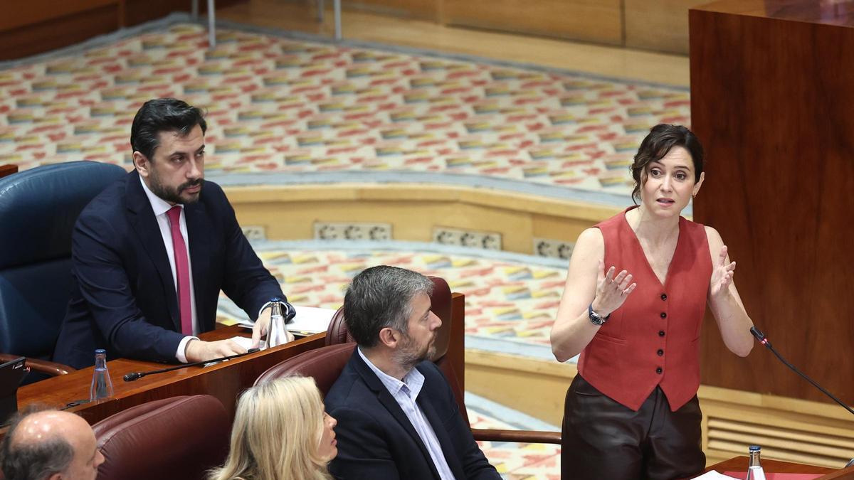 La presidenta de la Comunidad de Madrid, Isabel Díaz Ayuso (d), durante una sesión plenaria en la Asamblea de Madrid, a 16 de abril de 2026, en Madrid (España)
