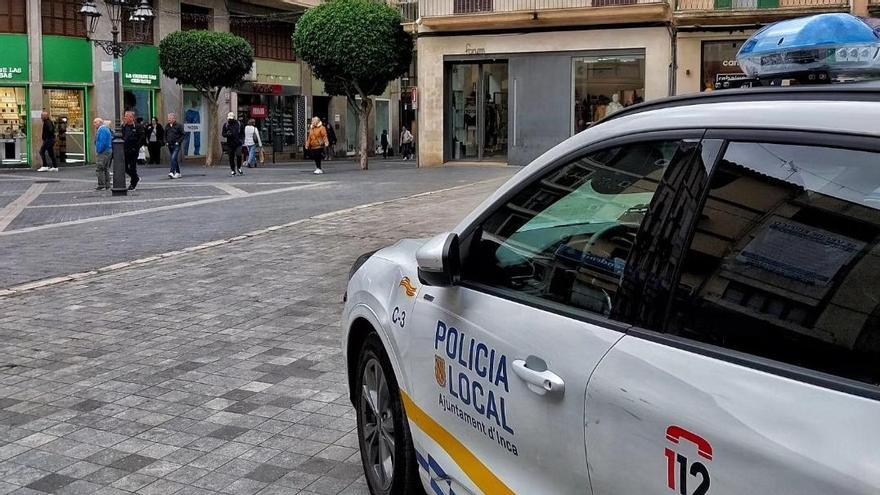 Una patrulla de la Policía Local de Inca, en la plaza de España, donde ocurrieron los hechos.