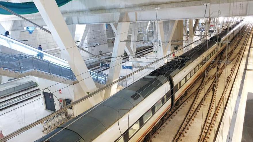 Tren en la estación de Urzáiz.