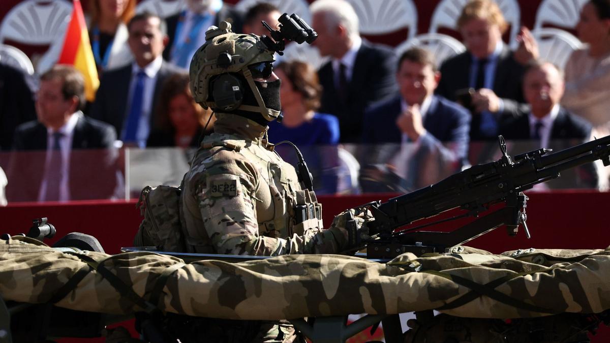 Un militar en un tanque del Ejército de Tierra, durante un desfile militar en el Día de la Hispanidad.
