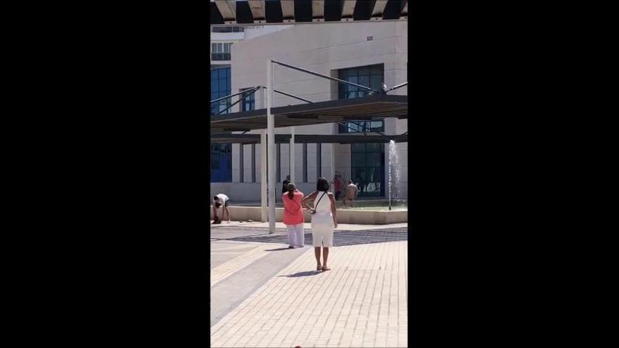 Un turista se baña desnudo en la plaza Antonio Banderas de Marbella