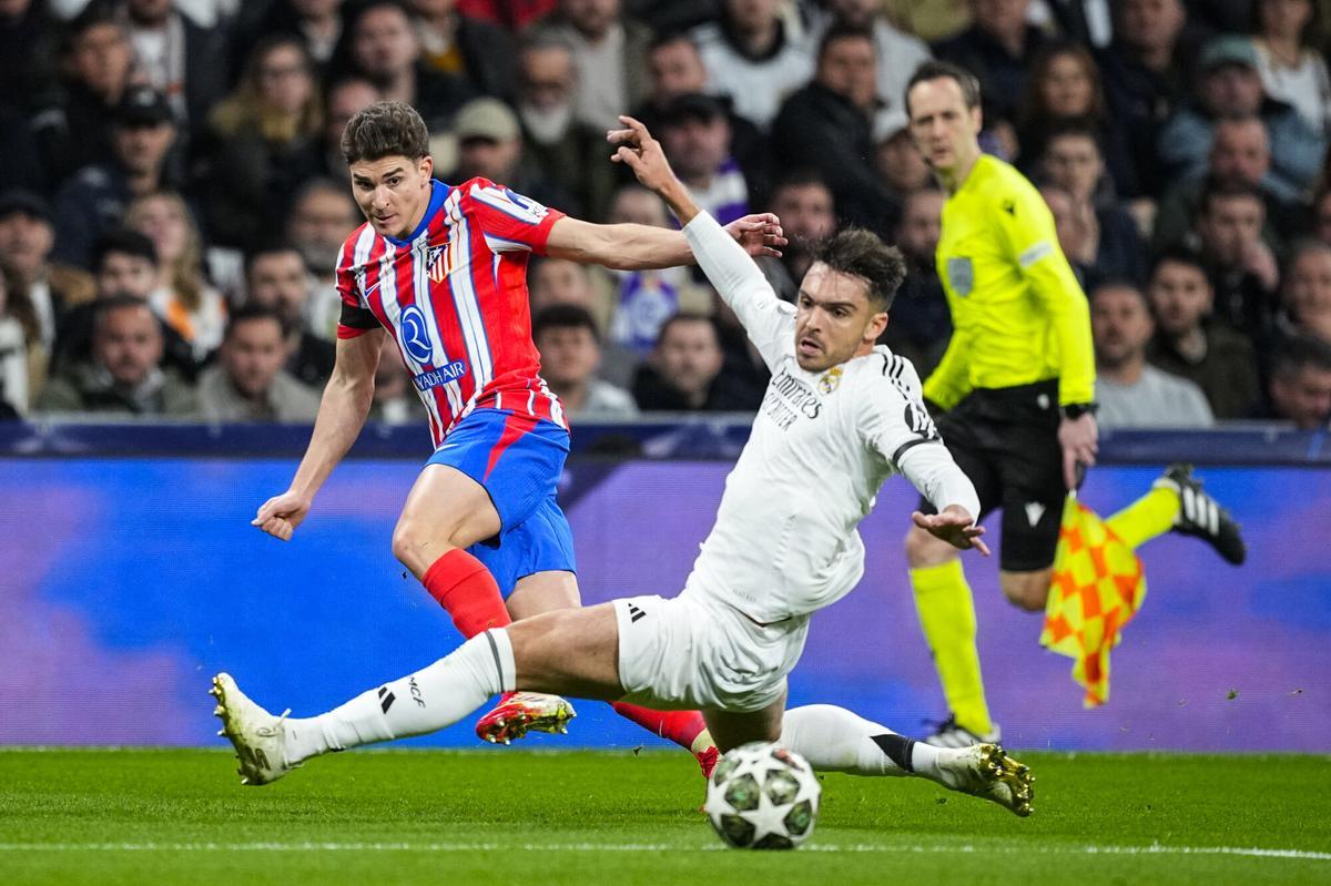 Julián Álvarez y Raúl Asencio, en la ida de los octavos de la Champions.