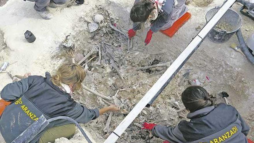 Momento del hallazgo y exhumación de alguno de los cuerpos encontrados en la fosa común del cementerio de Porreres.