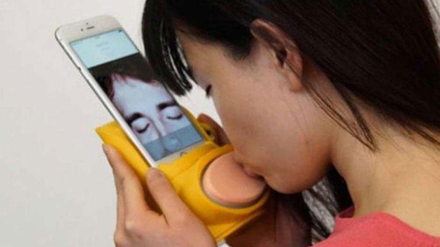 Con &#039;Kissenger&#039; los enamorados se pueden dar besos por teléfono.