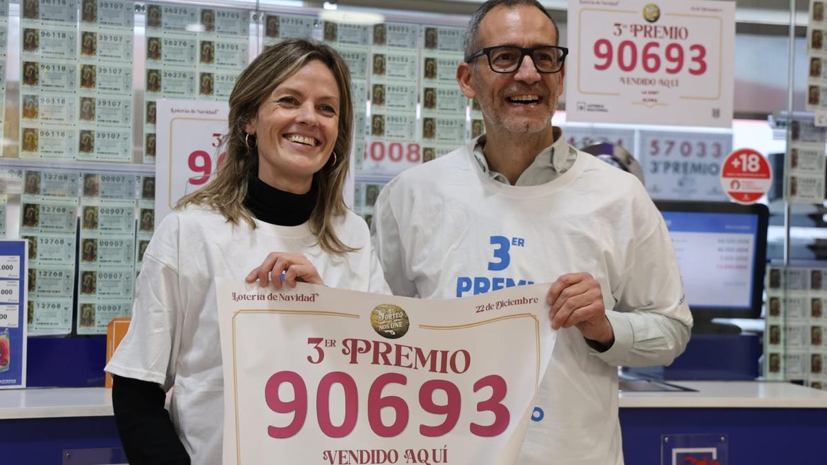 Soraya Escolá y Antonio Rodríguez, responsables de la administración La Sort de Alzira.