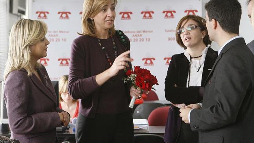 La Infanta Cristina, presidenta de honor de la Fundación Ayuda a Niños y Adolescentes en Riesgo (ANAR), conversa con la presidenta de la Fundación, Silvia Morales (i); la subsecretaria de Educación y Política Social, Mercedes Lopez (2d), y el presidente del Teléfono de Ayuda a Niños y Adolescentes (ANAR), Luis Estebaranz, durante la visita que ha realizado hoy a la sede de esta organización con motivo del XV aniversario del Teléfono ANAR. EFE/Gustavo Cuevas