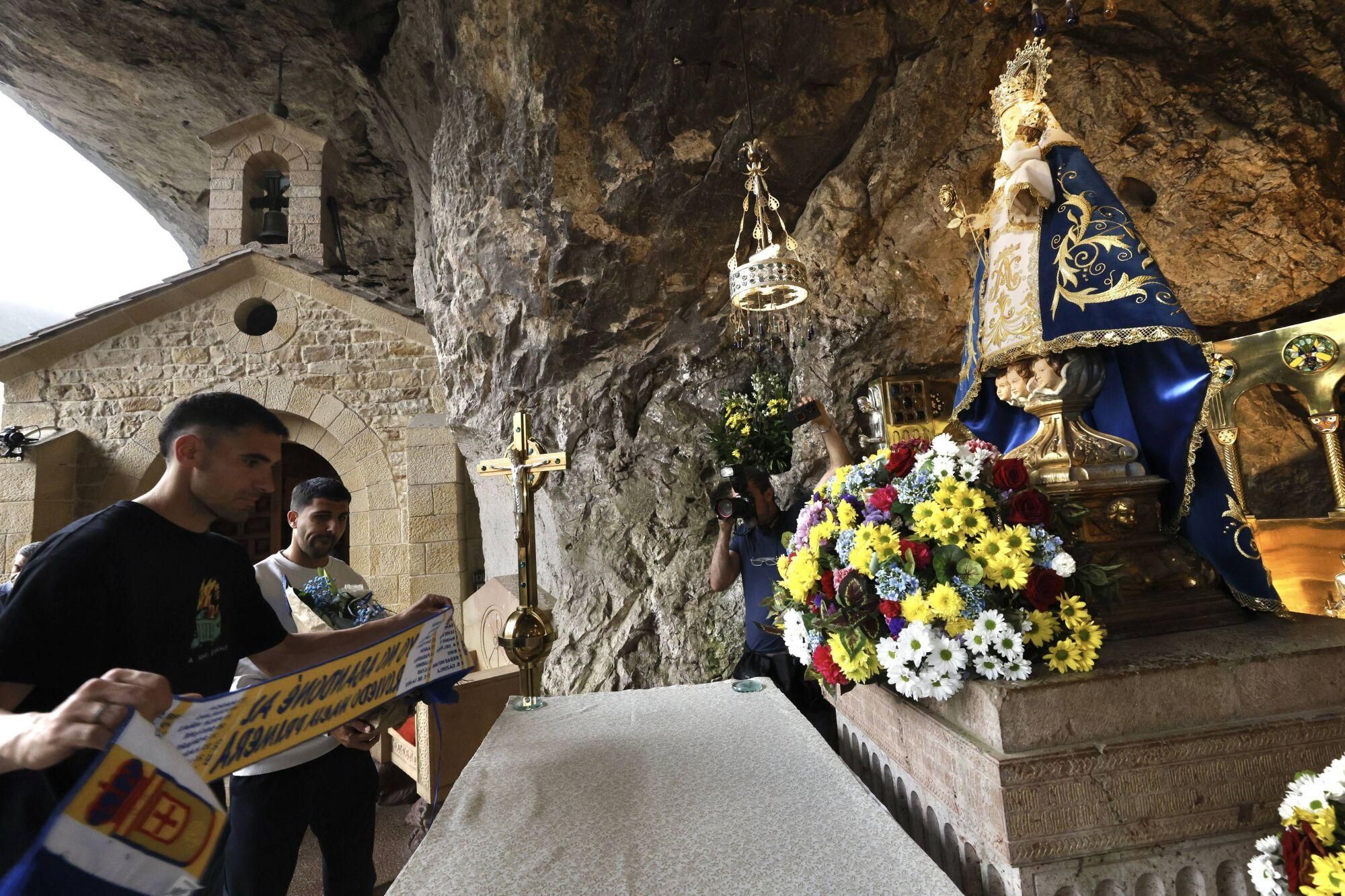 El conjunto carbayón visita a la Virgen de Covadonga
