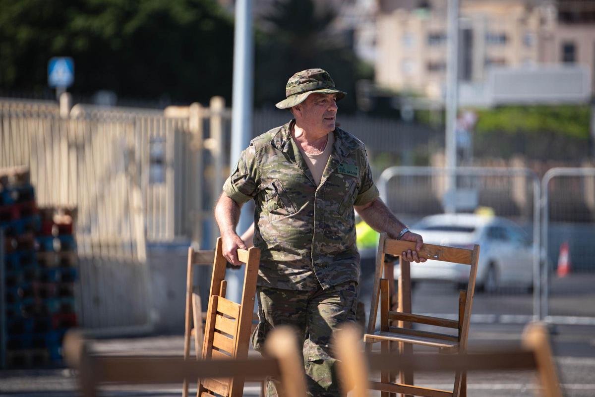 El Ejército coloca las sillas para la misa del papa León XIV en el puerto de Santa Cruz de Tenerife
