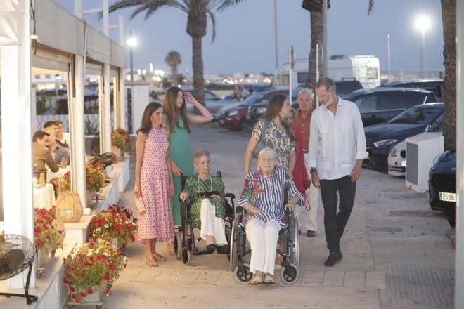 Los Reyes y sus hijas, banquete en Mallorca