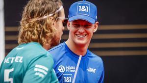 Mick Schumacher, junto a Vettel, su mejor amigo en la parrilla, que también se despide de la F1 en Abu Dhabi