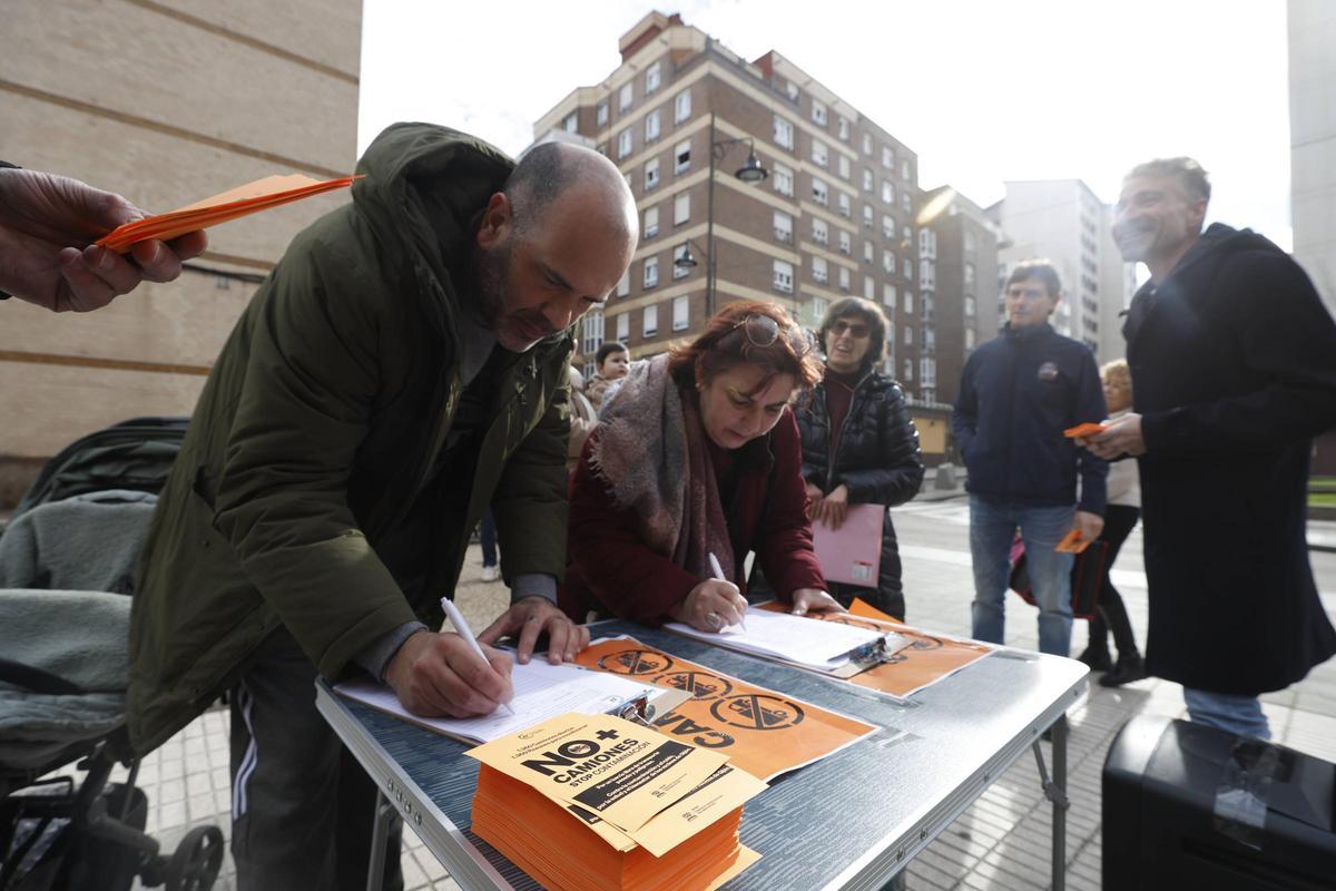 Un instante de la recogida de firmas, esta mañana, junto a la iglesia de Fátima.