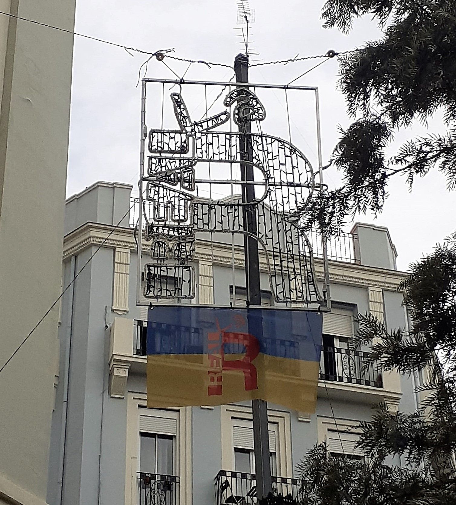 La iluminación de la Real Falla, con la bandera ucraniana