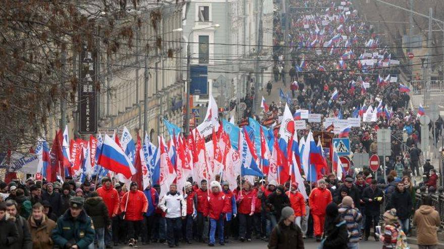 Miles de personas se manifiestan en Moscú a favor de la intervención en Crimea