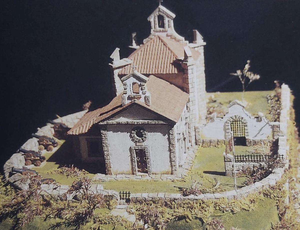 Maqueta de la antigua ermita de Guía realizada por Ángel Delgado, que se inspiró en el plano de Llobet. | IMAGEN DEL LIBRO «RIBADESELLA EN GUERRA», DE TONI SILVA.