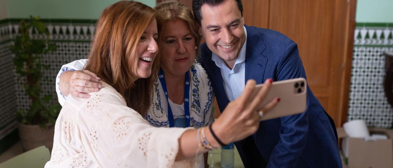 Al ganador todo se le vuelven selfies. Aunque en la jornada electoral también protagonizó muchos. ¿Cuántos retratos con Moreno habrá en los teléfonos de Andalucía toda?