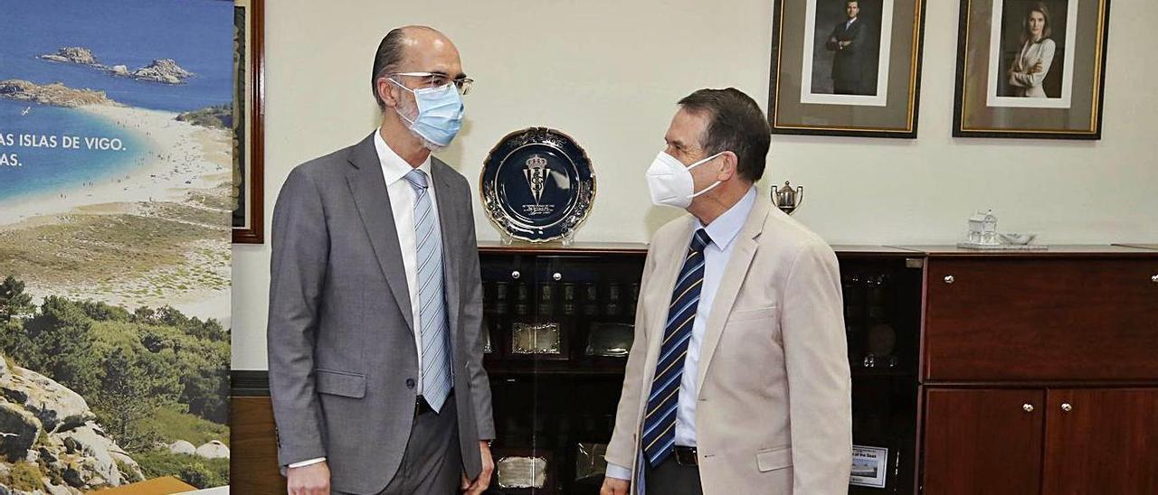 Primera reunión entre Abel Caballero con el nuevo presidente del Puerto, Vázquez Almuiña. | // ALBA VILLAR