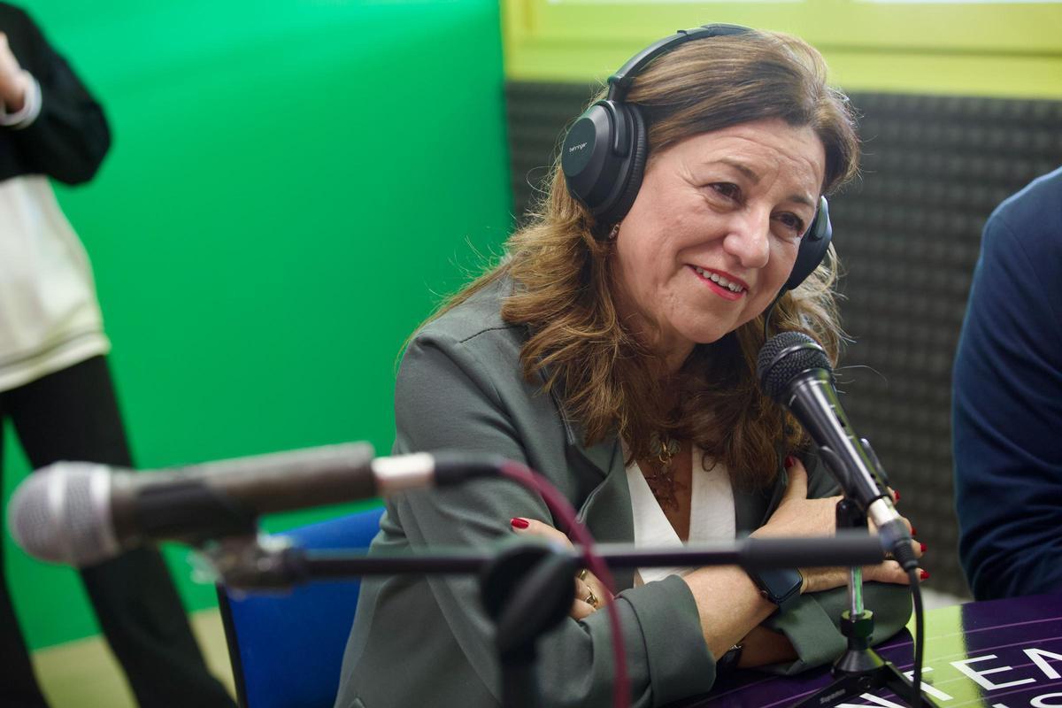 El alumando del Flor de Azahar de Cártama realiza una entrevista a la consejera andaluza de Educación.