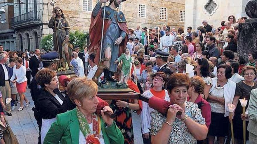 Un momento de la procesión de ayer en honor a San Roque.  // Gustavo Santos