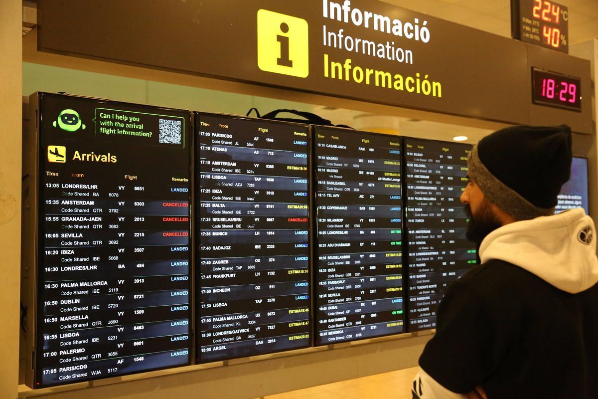 El temporal de fuertes lluvias en Barcelona y resto de Catalunya ha provocado al menos 47 cancelaciones y dos desvíos de vuelos, además de numerosos retrasos en el aeropuerto de Barcelona-El Prat