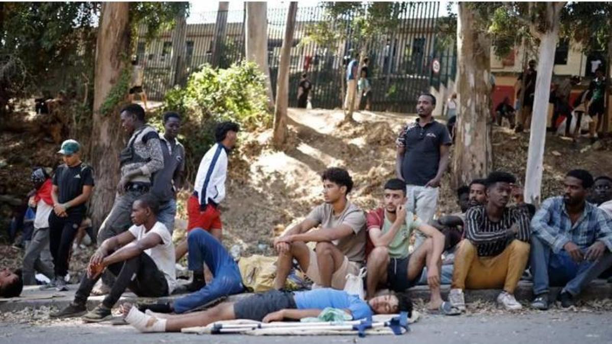 Un grup de persones a les portes del Centre d'Estança Temporal d'Inmigrants (CETI) a Ceuta