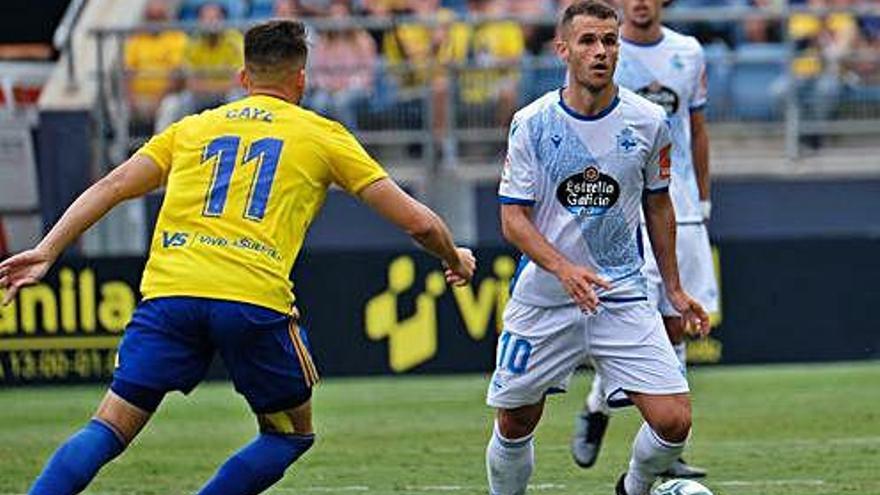 Ager Aketxe, con el balón el pasado sábado frente al Cádiz en el estadio Ramón de Carranza.