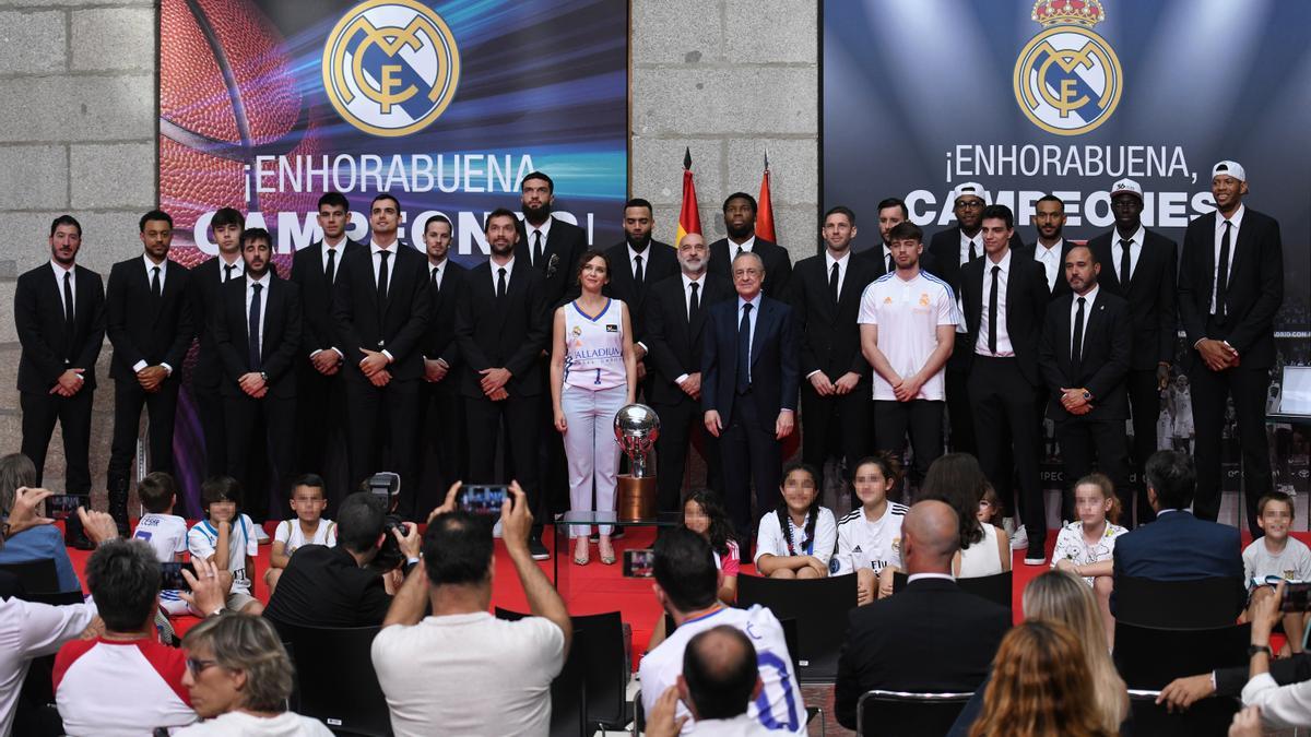 El Real Madrid de baloncesto celebra el título de liga.