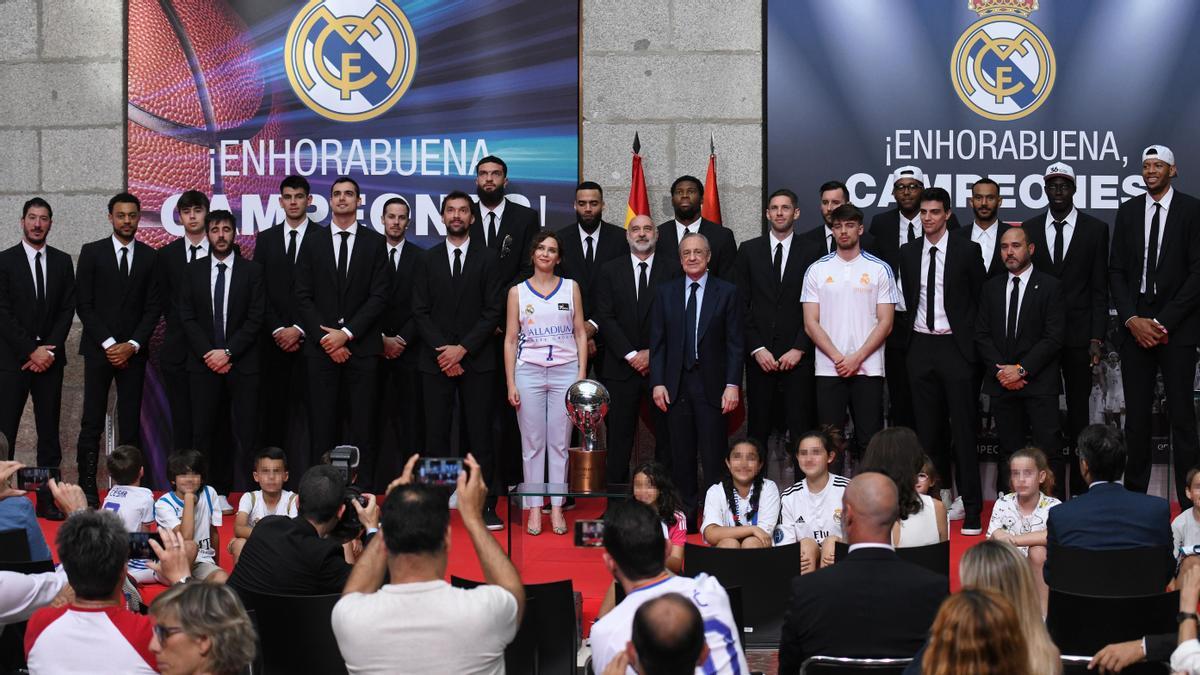 El Real Madrid de baloncesto celebra el título de liga.