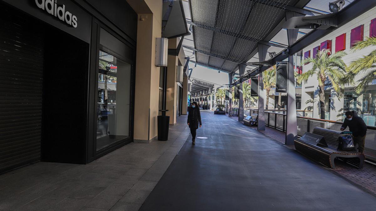 Ambiente en un centro comercial de Barcelona, con los establecimientos locales por las restricciones anticovid.