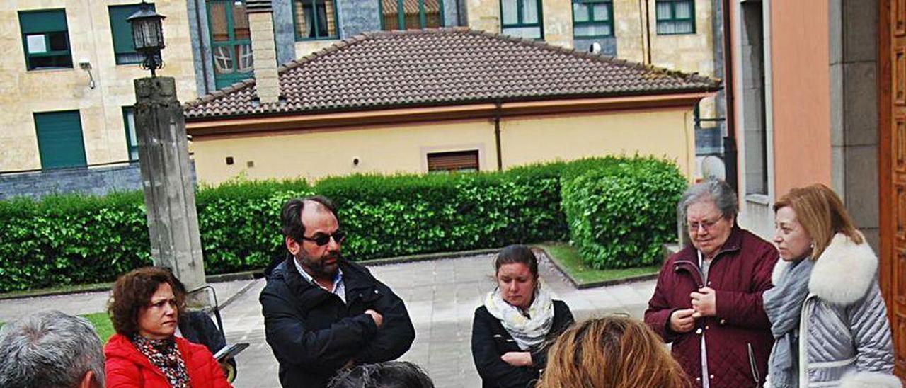 Manifestación de los trabajadores municipales ante el Ayuntamiento.